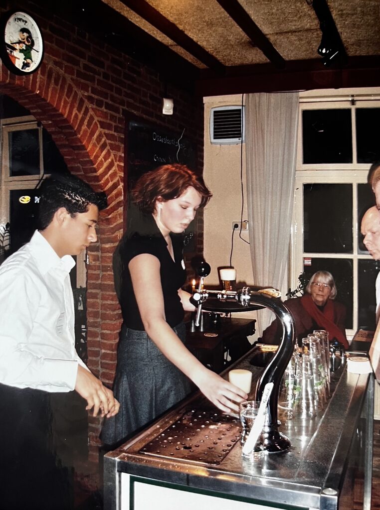 Ninja aan het werk tijdens biertapwedstrijden bij Flater in Ommen.