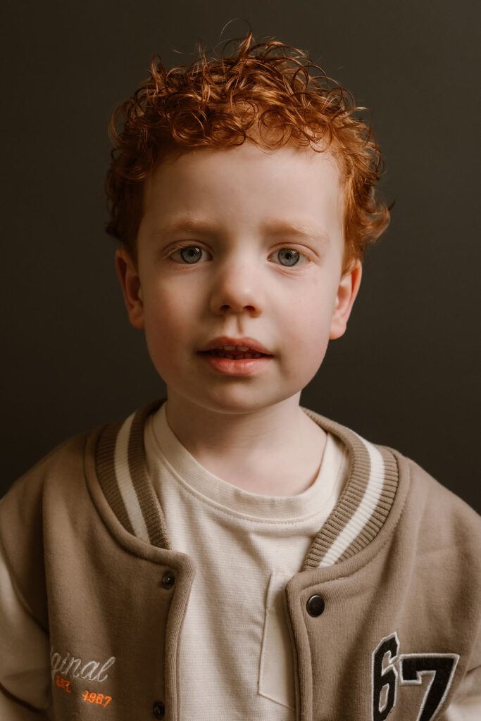 Portretfoto van een jonge jongen met rossig haar