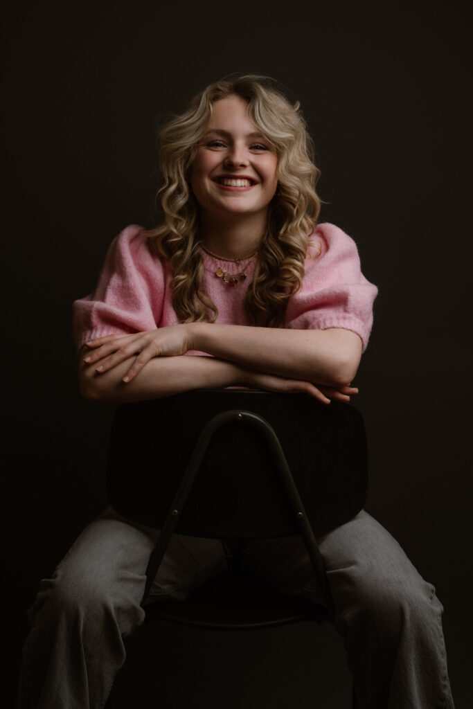 Portret van een lachend meisje zittend op een stoel