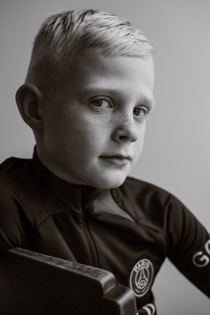 Portret van jongen met een voetbalshirt aan