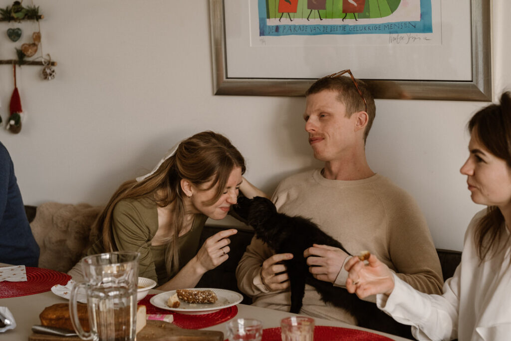 Vrouw knuffelt met puppy