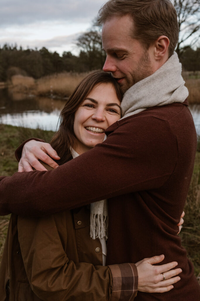 Man houdt zijn vrouw stevig vast en geeft haar een kus op haar hoofd