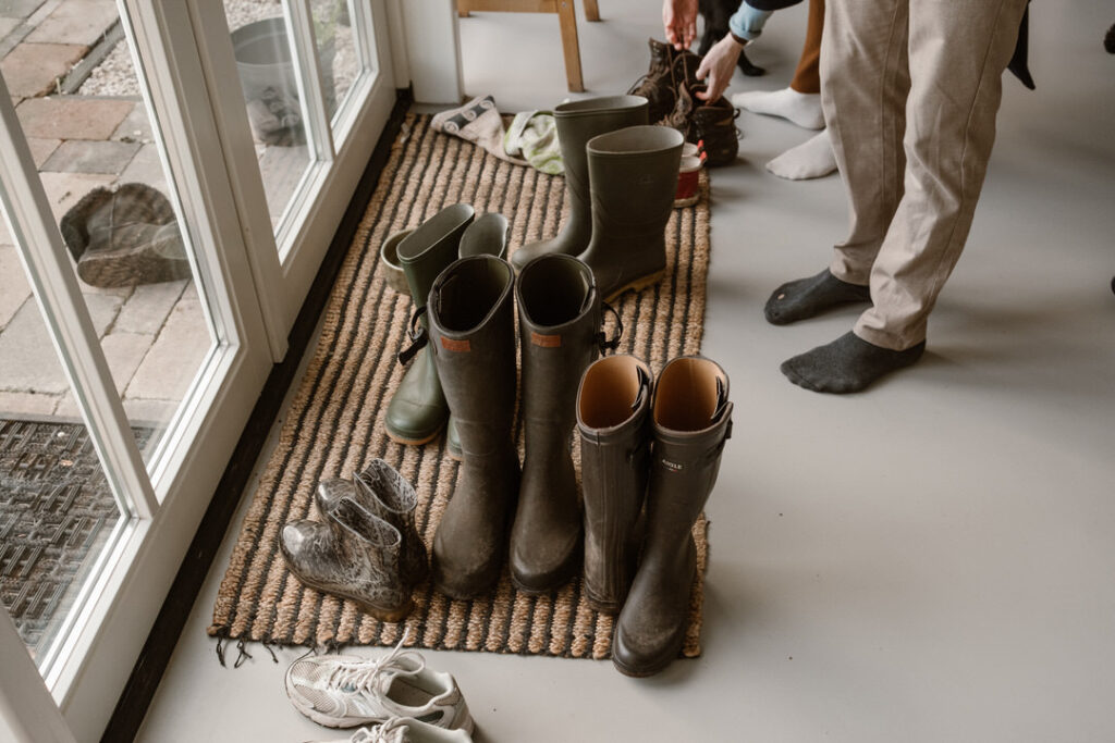 Laarzen bij de deur die worden aangetrokken voor een winterse wandeling