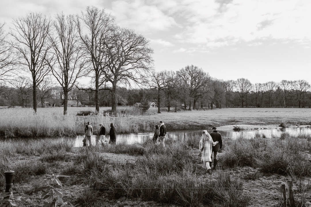 Familie wandeling langs de Regge
