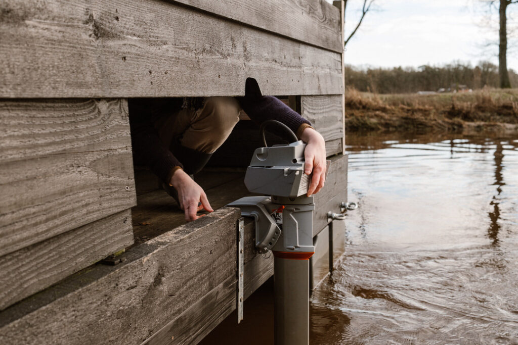 Motor wordt aan vlot bevestigd