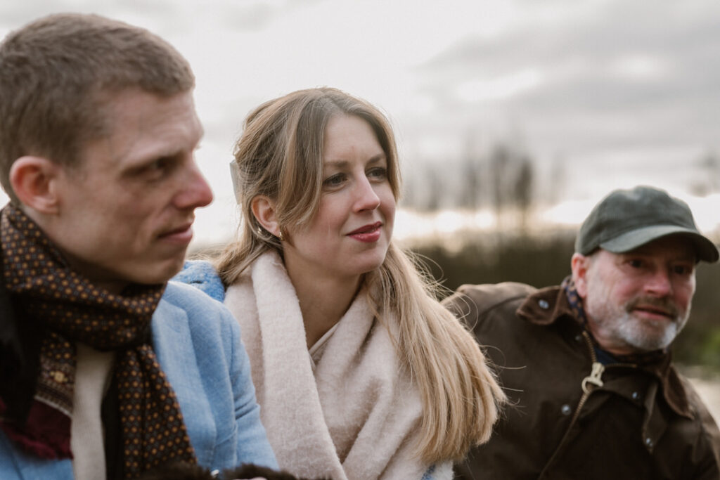 Close-up foto van vrouw op vlot, vergezeld door haar vader en stiefbroer